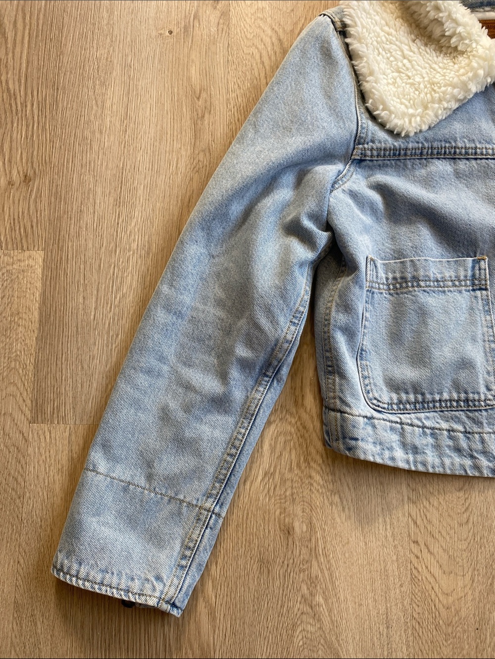Levi’s Premium Sherpa Collar Cropped Denim Jacket Light Wash Size S - Picture 4 of 13